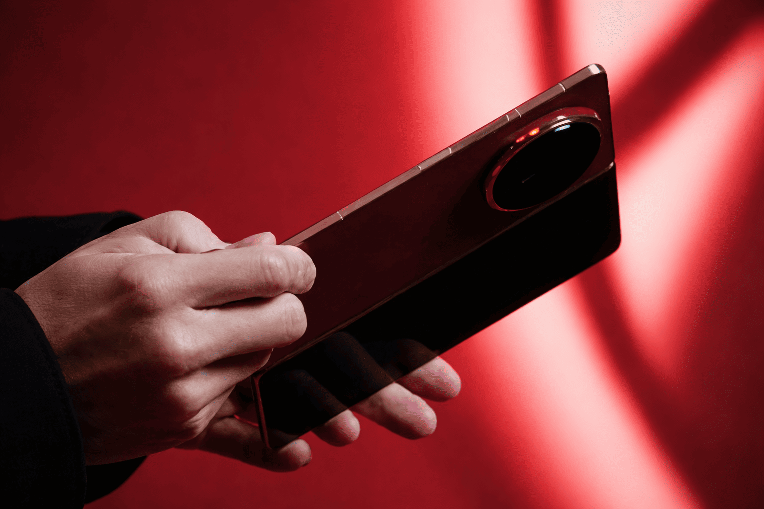 Honor Magic V6 First Look: Leak Reveals a Rich Red Color and an Ultra-Slim Foldable Design